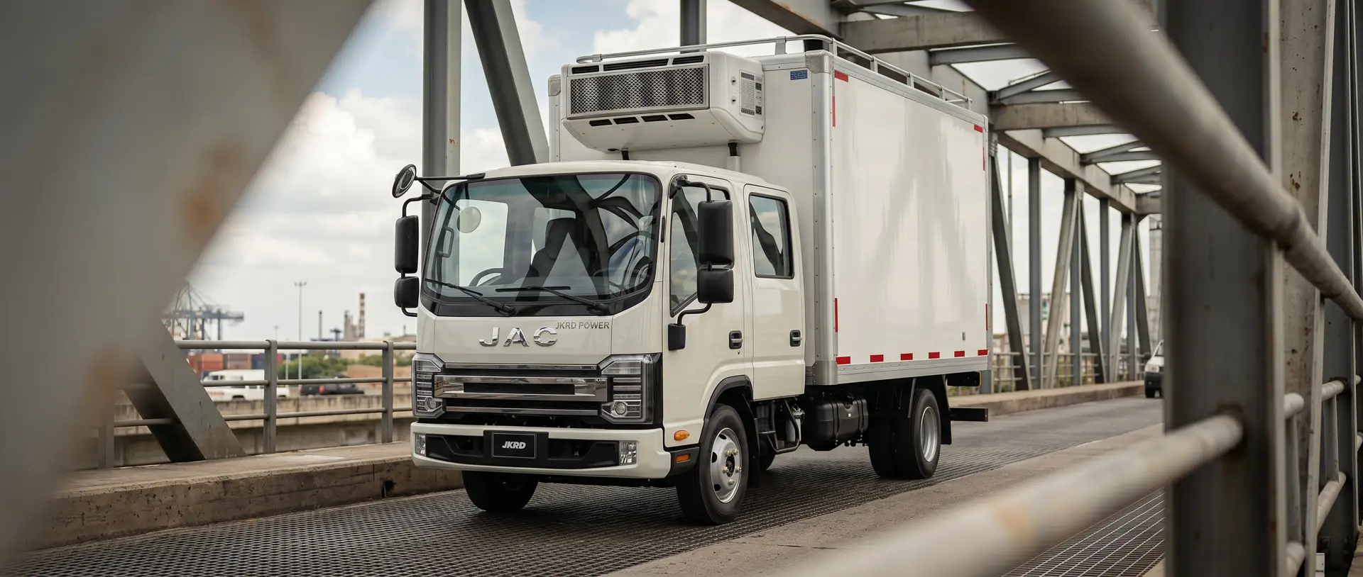 Camión JAC JKRD Power blanco con carrocería refrigerada en un puente