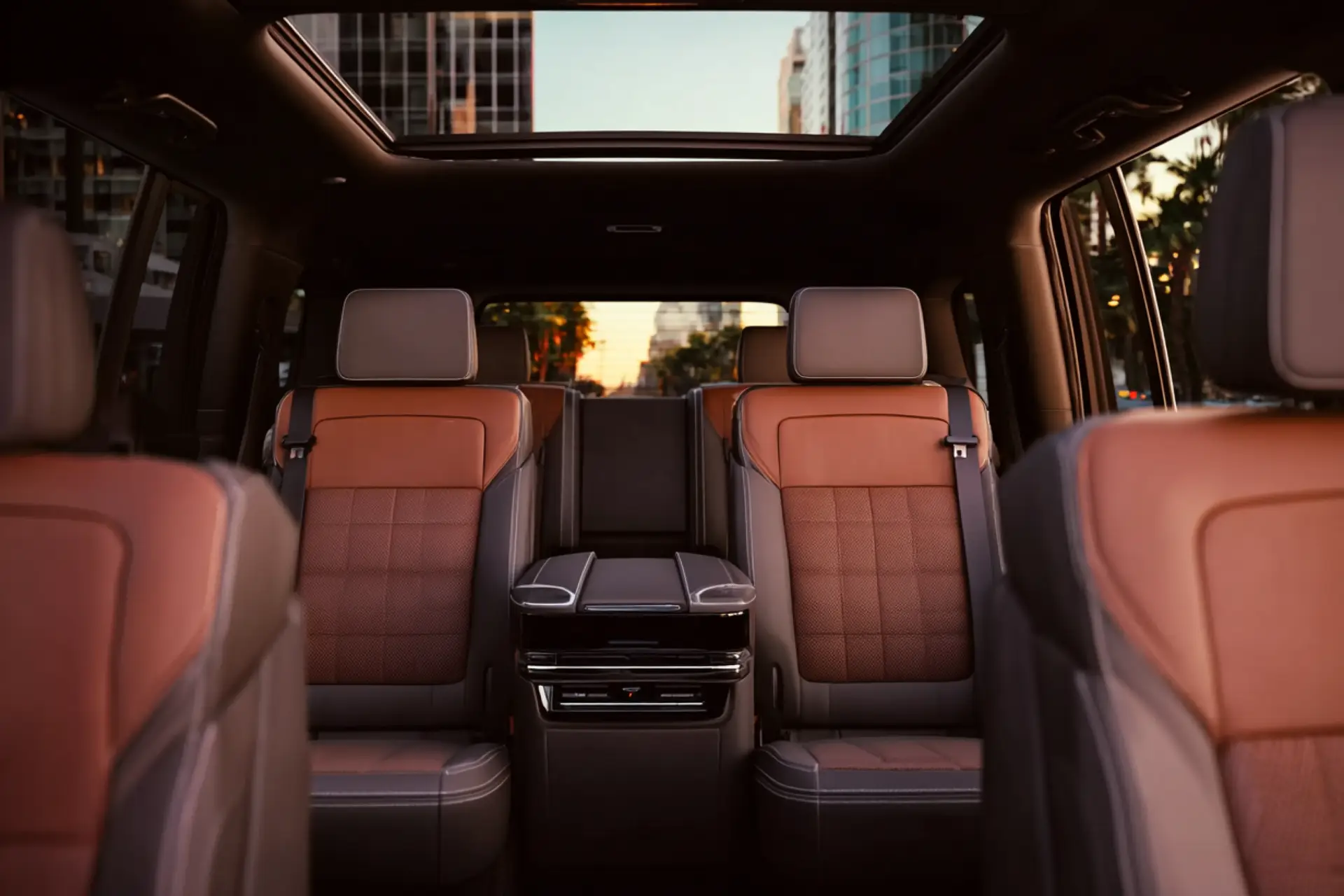 Interior de SUV JAC con asientos de cuero y espacio para pasajeros