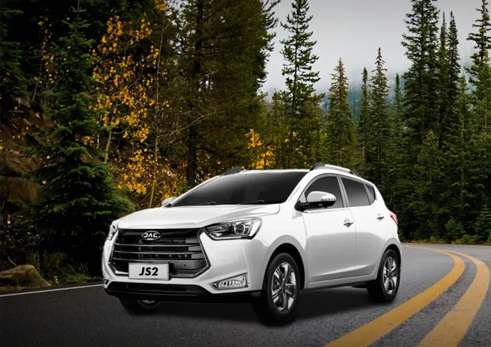 vehiculo en el bosque